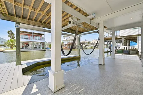 16716 Tahiti Way Jamaica Beach TX 77554