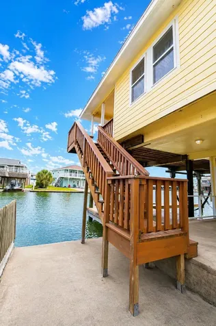 1319 Maui Drive Tiki Island TX 77554