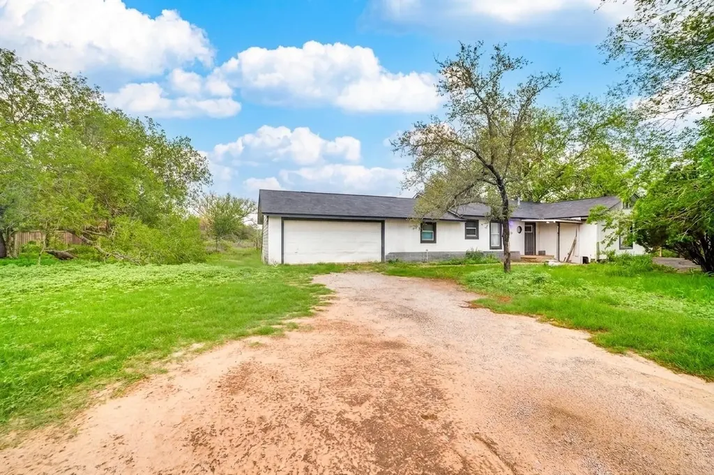 311 Renfro Drive Devine TX 78016