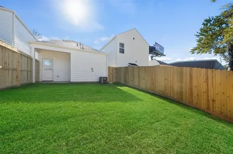 712 W Dallas Street Conroe TX 77301