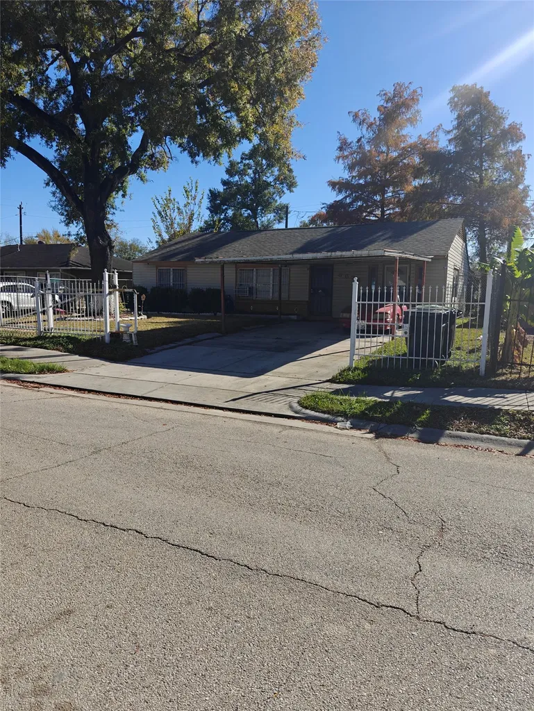 5874 Westover Street Houston TX 77033