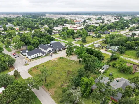 305 N Thomason Street Willis TX 77378
