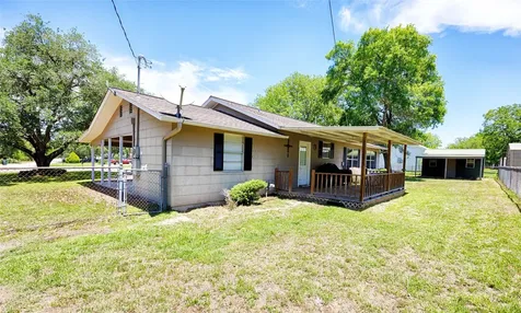 207 River Street Hallettsville TX 77964