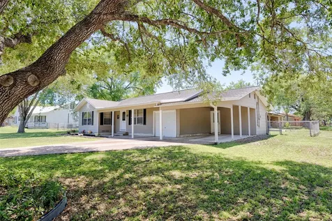 207 River Street Hallettsville TX 77964