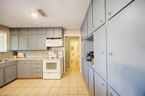 207 River Street Hallettsville TX 77964