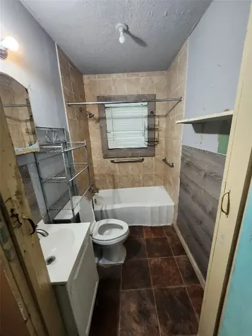 4215 Edison Street Houston TX 77009