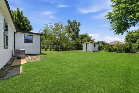 7429 W Knoll Street Houston TX 77028