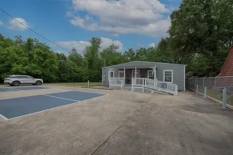 715 Grand Avenue Bacliff TX 77518