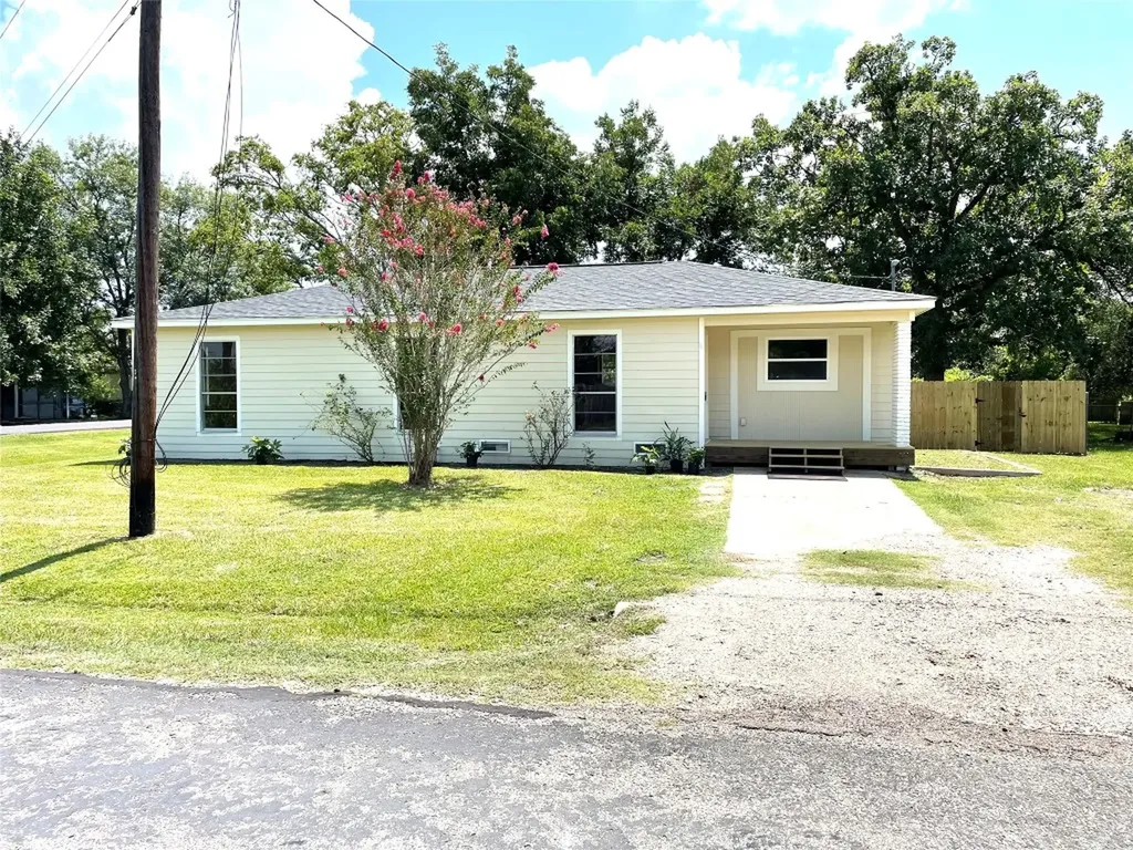 230 E New York Street Brazoria TX 77422