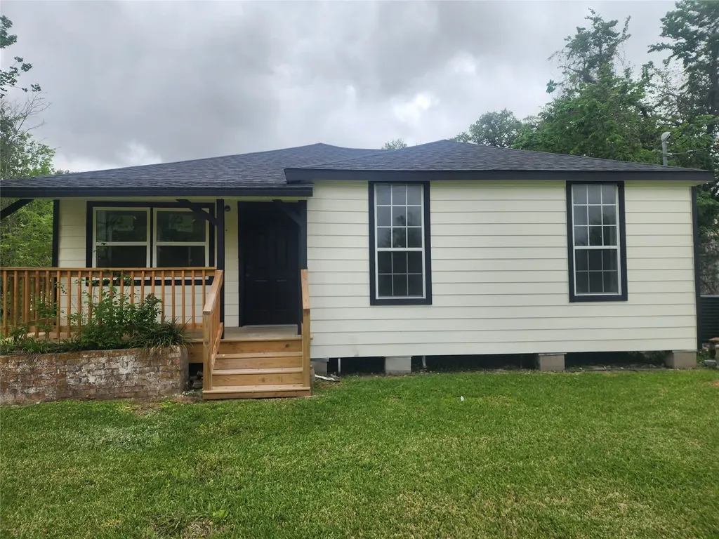 839 Yaupon Street Clute TX 77531