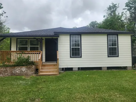 839 Yaupon Street Clute TX 77531