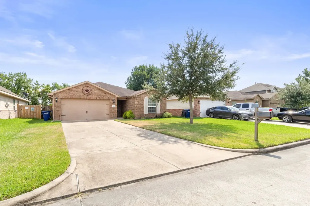 2302 Tracy Lane Highlands TX 77562