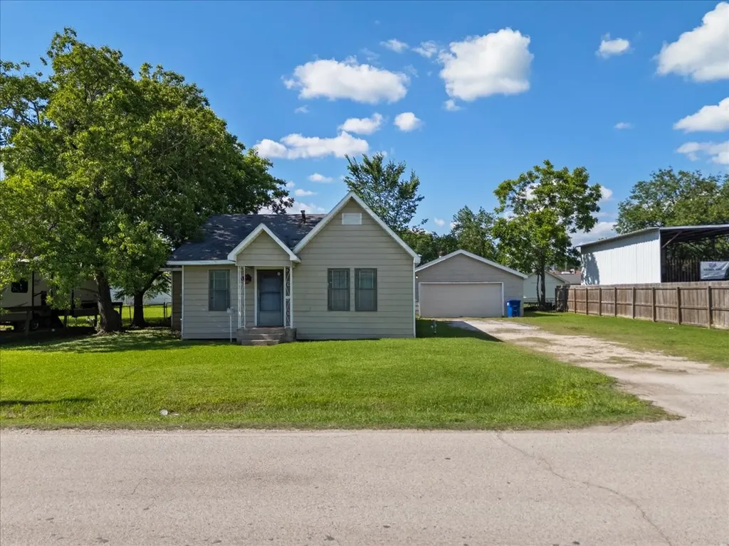 104 Avenue E Highlands TX 77562
