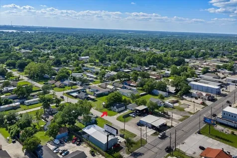 104 Avenue E Highlands TX 77562
