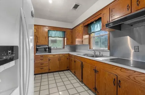 104 Avenue E Highlands TX 77562