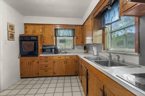 104 Avenue E Highlands TX 77562