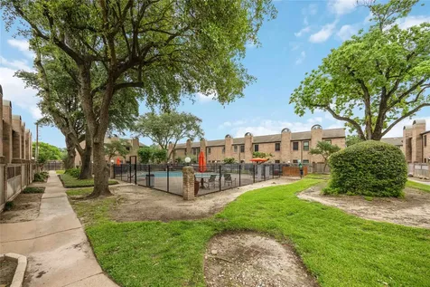 9850 Pagewood Lane 1305 Houston TX 77042