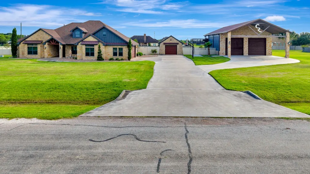 121 Spring Ridge Victoria TX 77904