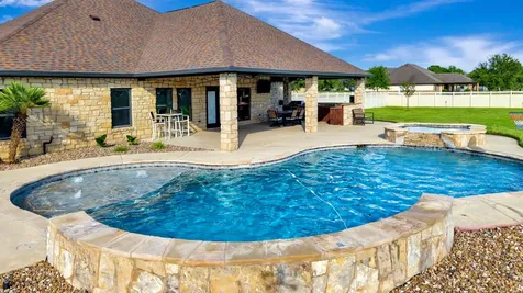 121 Spring Ridge Victoria TX 77904