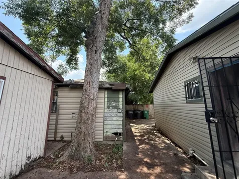 1709 Hussion Street Houston TX 77003