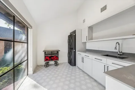 10 S Briar Hollow Lane 53 Houston TX 77027