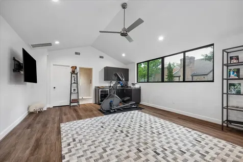 10 S Briar Hollow Lane 53 Houston TX 77027