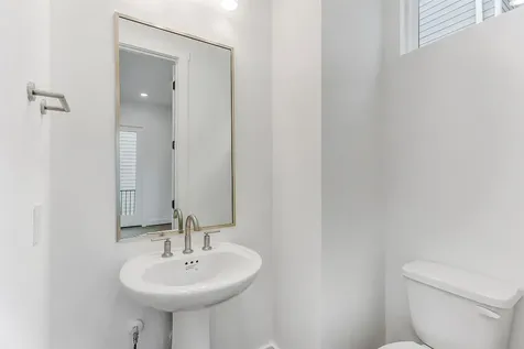806 Fisher Street E Houston TX 77018