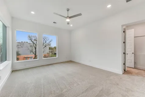 806 Fisher Street E Houston TX 77018
