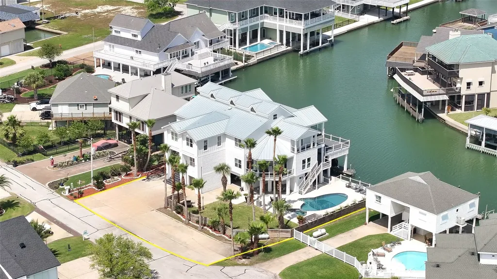 1614 Castaway Street Tiki Island TX 77554