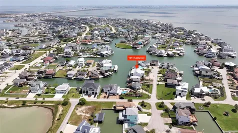 1614 Castaway Street Tiki Island TX 77554