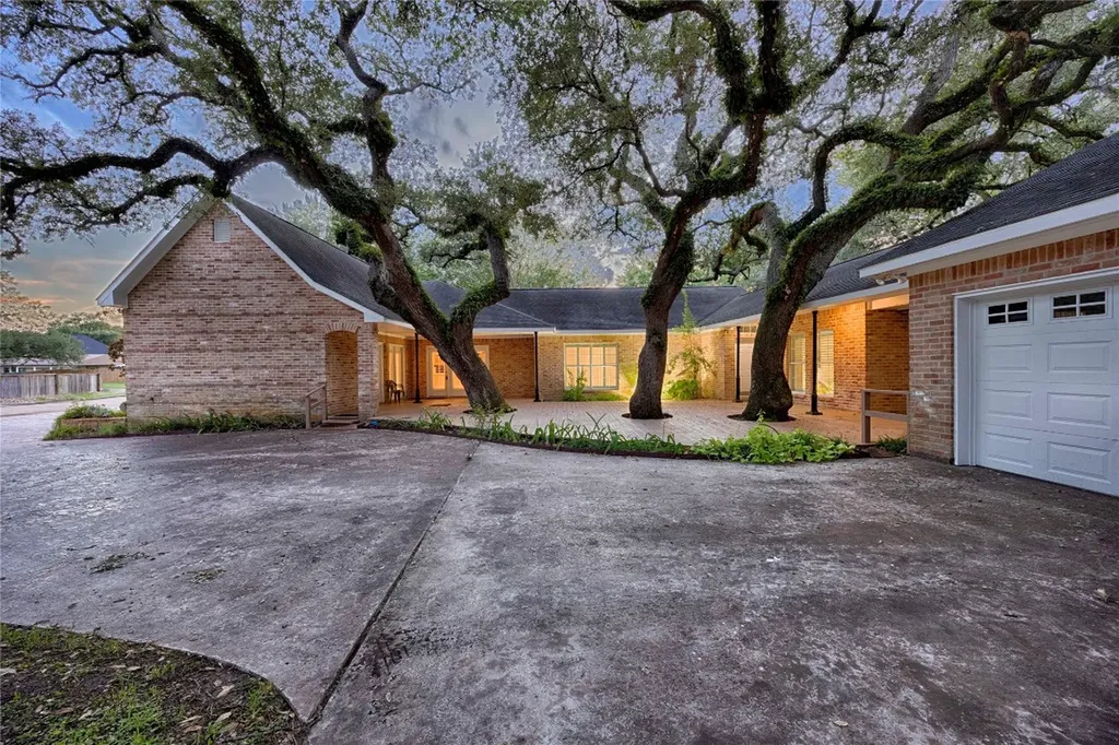 102 Creek Bend Lane Columbus TX 78934