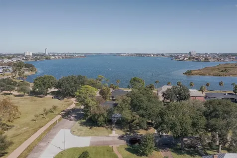 18502 Vinland Drive Nassau Bay TX 77058