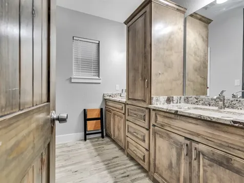 24 County Road 2293 Cleveland TX 77327