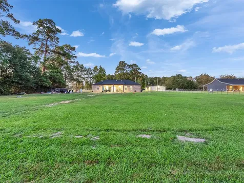 24 County Road 2293 Cleveland TX 77327