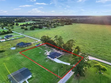 24 County Road 2293 Cleveland TX 77327