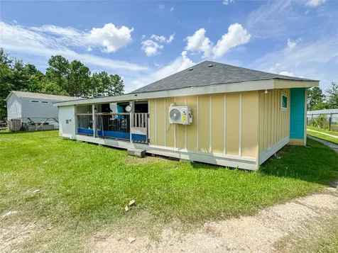 1060 County Road 5021 Cleveland TX 77327