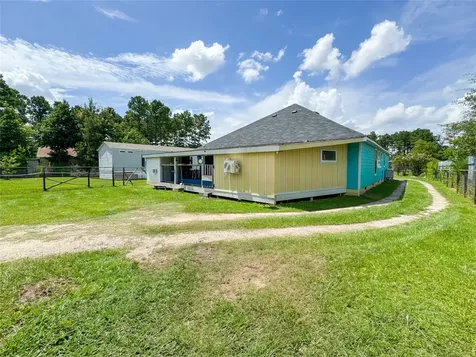 1060 County Road 5021 Cleveland TX 77327