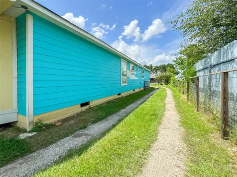 1060 County Road 5021 Cleveland TX 77327