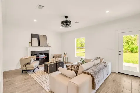 407 Harris Road Highlands TX 77562