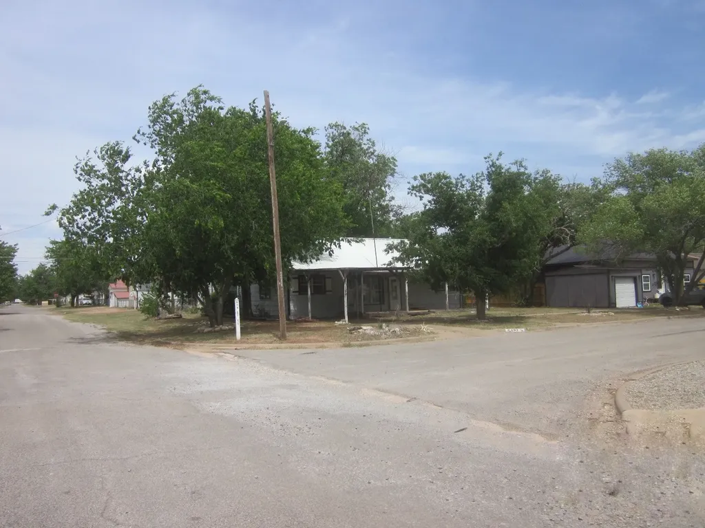401 Avenue F SE Childress TX 79201