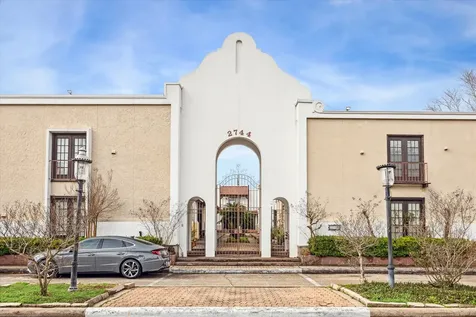 2744 Briarhurst Drive 16 Houston TX 77057