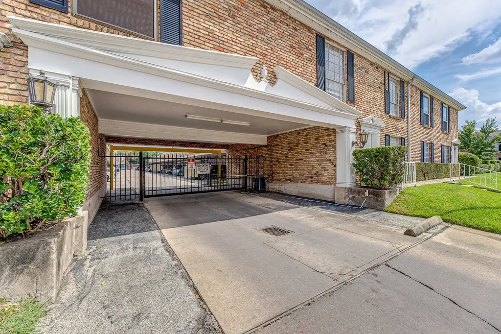2101 Fountain View Drive 46c Houston TX 77057