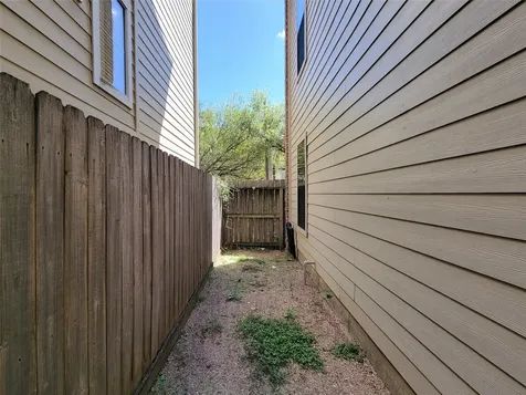 2904 Chenevert Street F Houston TX 77004