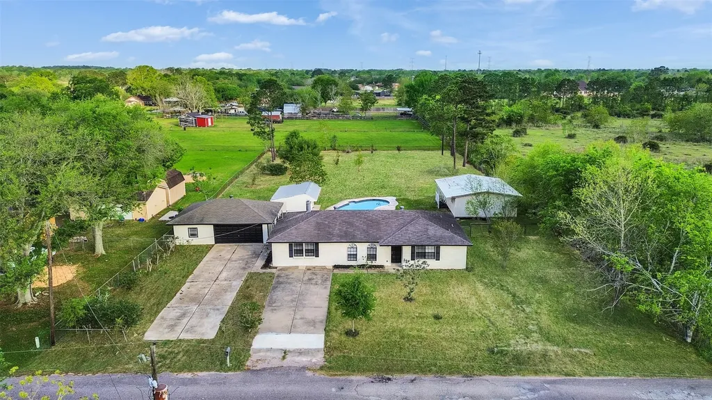 1905 County Road 235 Alvin TX 77511