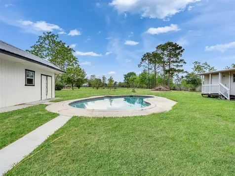 1905 County Road 235 Alvin TX 77511