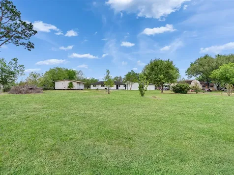 1905 County Road 235 Alvin TX 77511