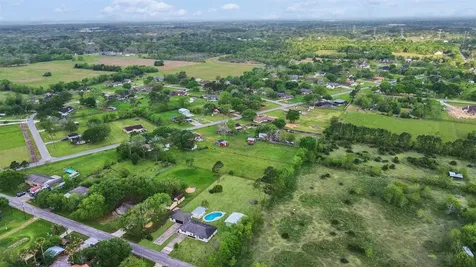 1905 County Road 235 Alvin TX 77511