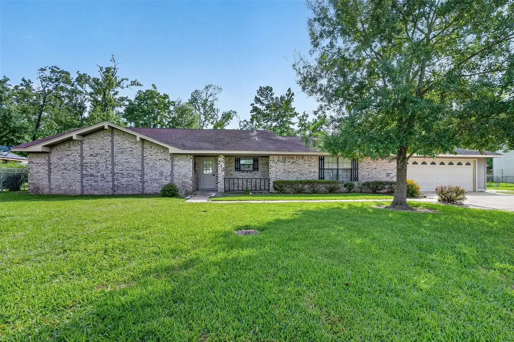 210 Woodhaven Street Highlands TX 77562