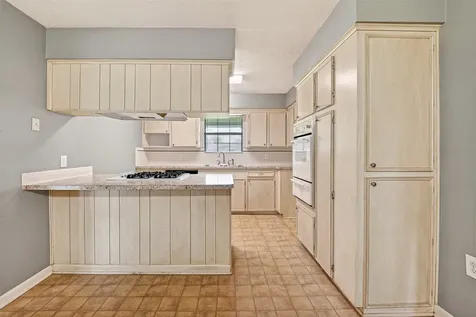 210 Woodhaven Street Highlands TX 77562