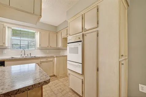 210 Woodhaven Street Highlands TX 77562